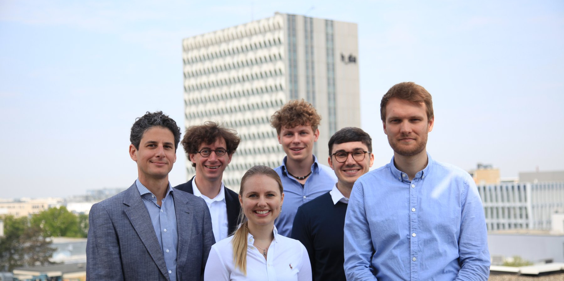 Gruppenfoto des daFNE-Teams vor dem Hochhaus der Hochschule Darmstadt