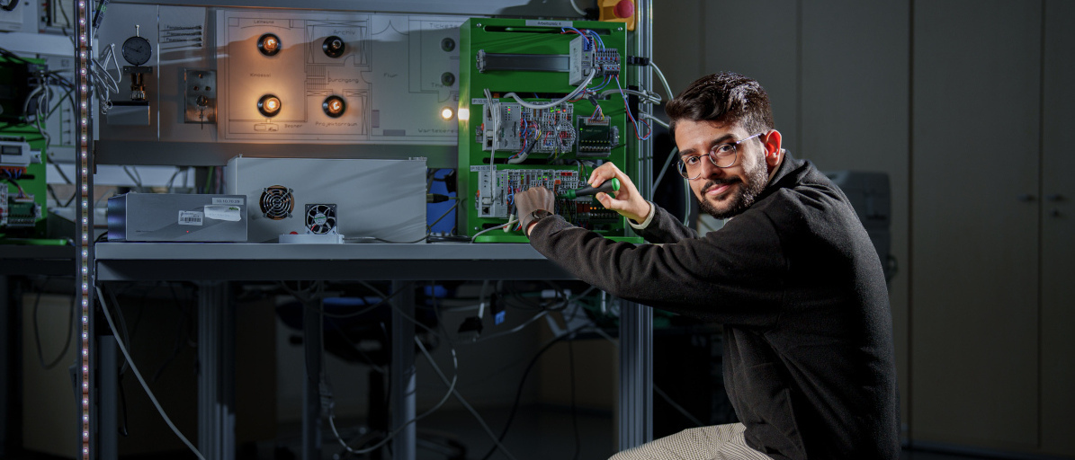 Studierender im Versuchsaufbau für die Gebäudesystemtechnik