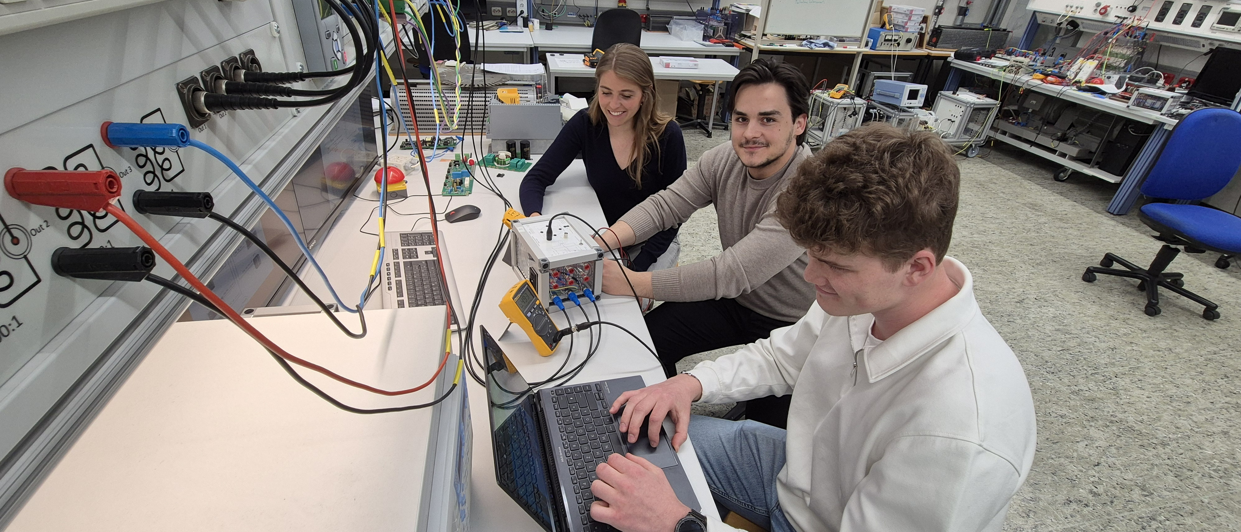 Projektgruppe 'Clarke-Transformation' mit der Box am Labortisch