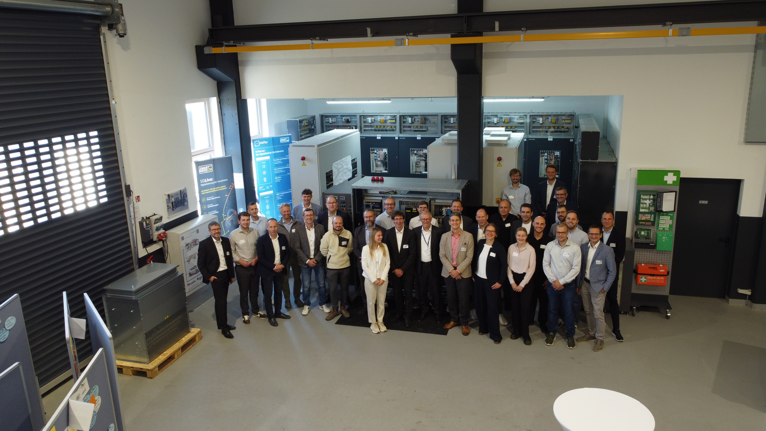 Gruppen Drohnenaufnahme vor dem Smart Grid LAB bei dem 1. Beiratstreffen