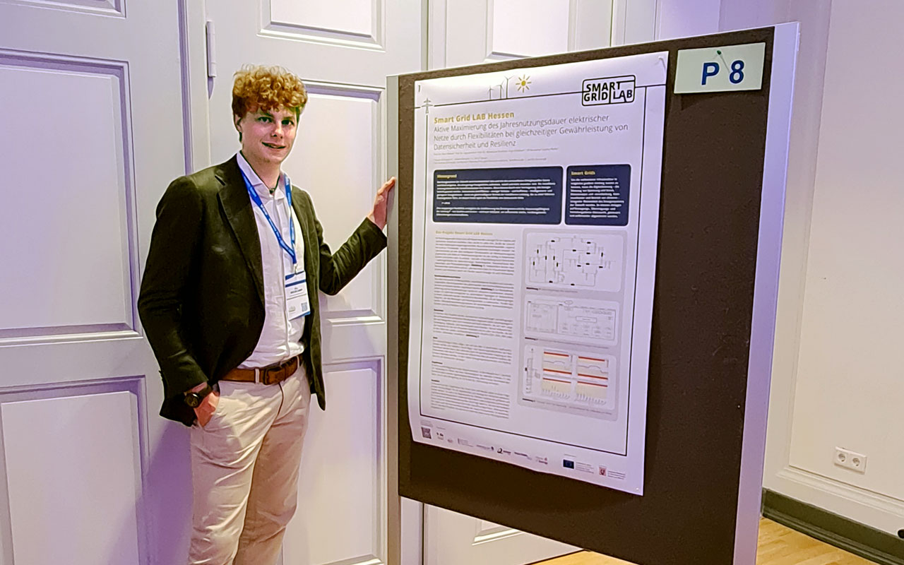 Till Neukamp steht vor dem Poster