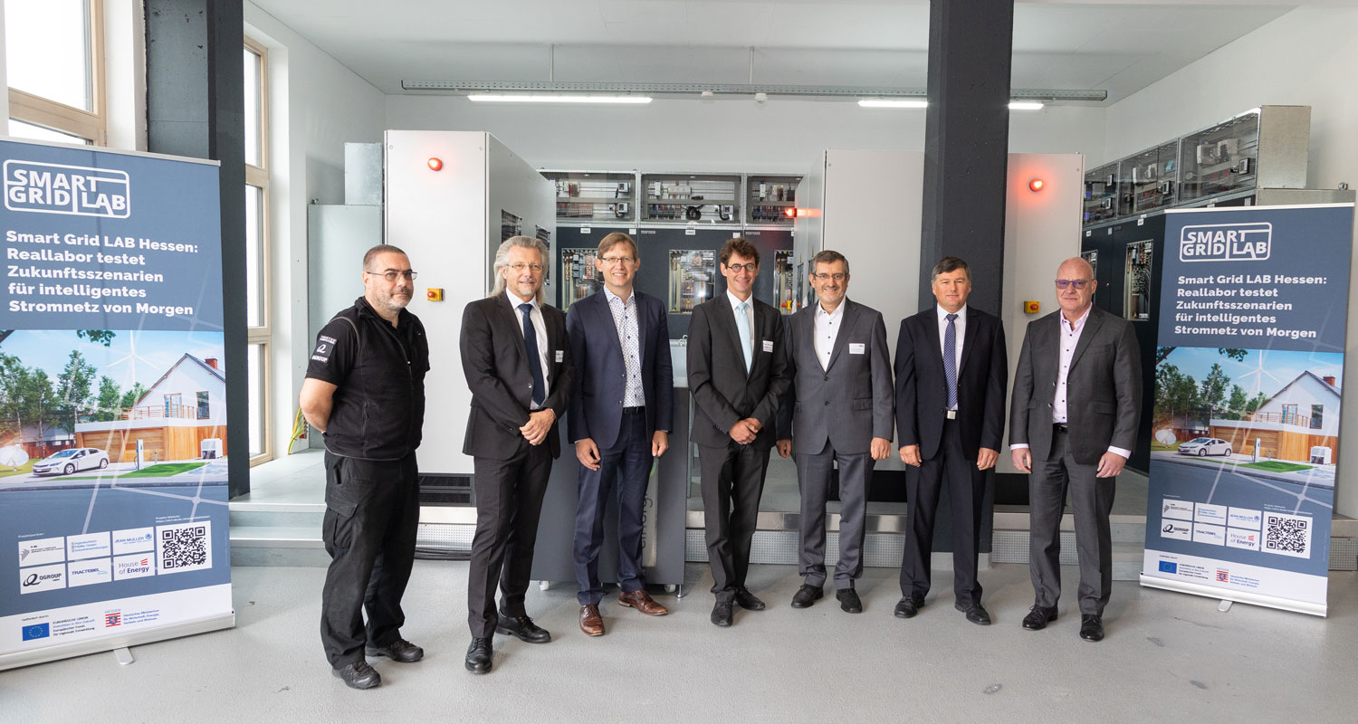 Strahlende Gesichter bei der öffentlichen Vorstellung des Reallabors (von links): Thomas Blumenthal (QGroup), Matthias Pfeffer (Ingenieurbüro Pfeffer), Staatssekretär Jens Deutschendorf (Hessischen Wirtschaftsministerium), Prof. Dr. Ingo Jeromin (Hochschule Darmstadt), Prof. Dr. Peter Birkner (House of Energy), Dr. Ralf Bucher (Tractebel), Heinz Saure (JEAN MÜLLER) Foto: Milton Arias